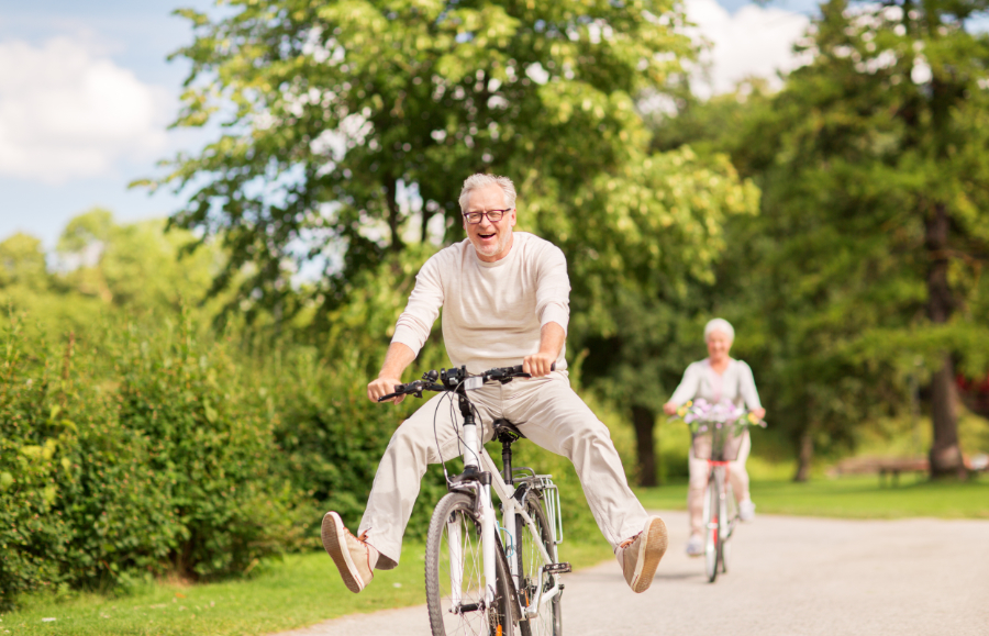Älteres Paar glücklich beim Fahrradfahren.